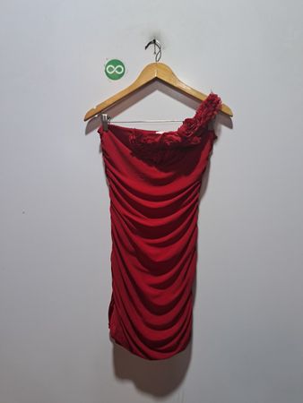 Rotes gerafftes One-Shoulder-Kleid mit floralem Detail