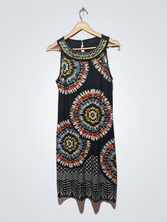 TIANA B. Schwarzes ärmelloses Kleid mit rundem Medaillonmuster