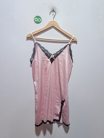 Rosa Satinslip mit schwarzer Spitzenkante