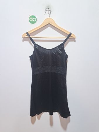 Schwarzes Slipkleid mit Spitzensaum