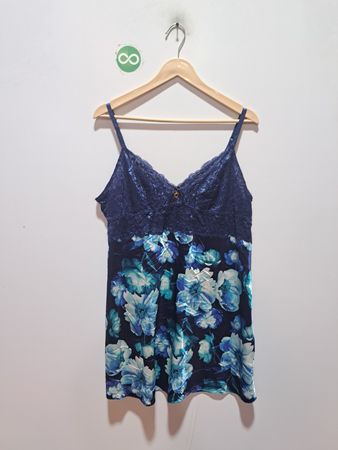 Trish Sevigny blaues Camisole mit Blumenmuster und Spitzenbesatz