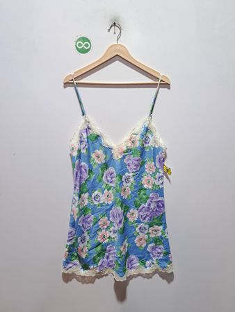 Blaues Camisole mit Blumenmuster und Spitzenbesatz