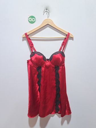 Rotes Satin-Nachthemd mit schwarzer Spitzenbesatz