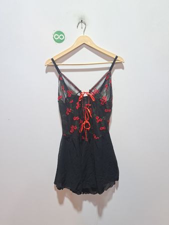 Schwarze transparente Unterwäsche mit roter Blumenstickerei und Spitzenbesatz