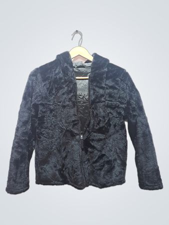 Schwarze Kapuzenjacke aus Kunstfell