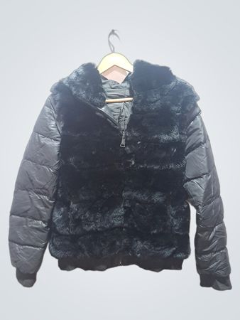 Schwarze Steppjacke mit Kunstpelzkapuze und Vorderseite