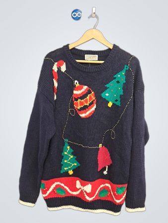 Marineblauer Weihnachtspullover mit Kugeln und Tannenbäumen