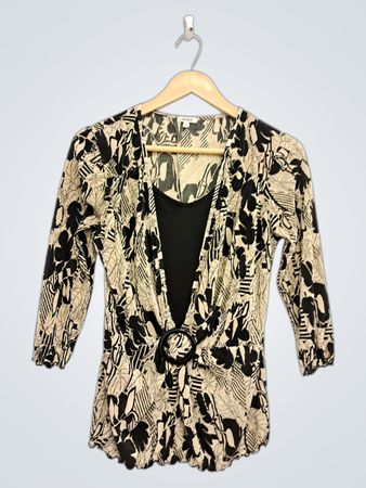 NICOLA Damen Oberteil mit 3/4-Ärmeln in Schwarz und Creme mit Blumenmuster und Gürtel-Detail