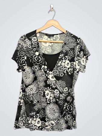 NOTATIONS Damen Wickeloberteil mit schwarzem und weißem Blumenmuster