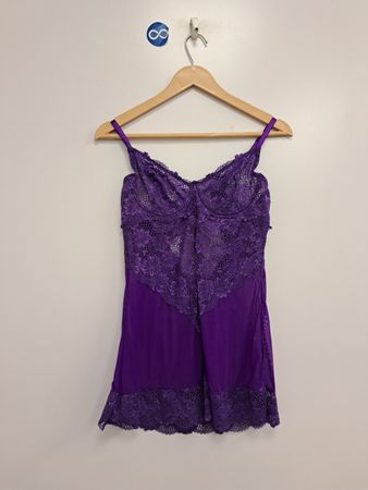Violette Spitzen-Chemise