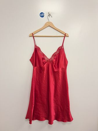 Exquisite Form Nachthemd mit roter Spitze am Saum