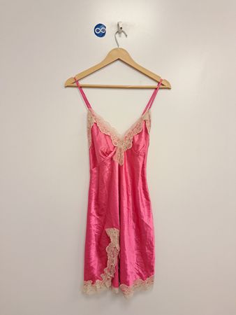 Rückenfreies Unterkleid mit rosa Spitzenbesatz