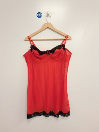 Rotes Babydoll mit schwarzer Spitzenkante