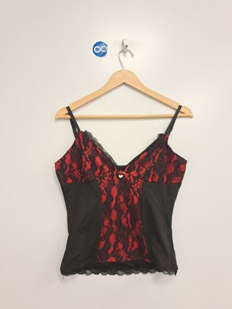 Schwarzes und rotes Spitzen-Cami-Top
