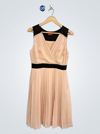 ELLE Pink plissiertes Kleid mit schwarzer Einfassung
