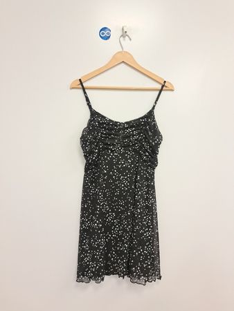Schwarzes Träger-Mini-Kleid mit weißen Punkten