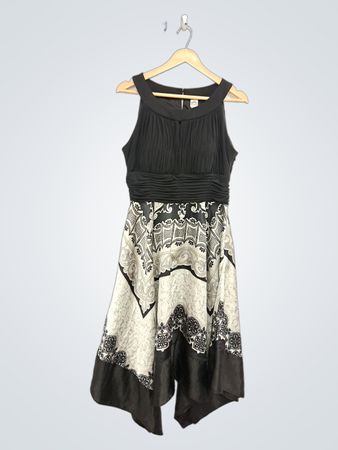 Sangria schwarzes und weißes gemustertes Kleid