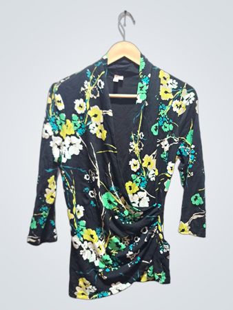 Schwarzes Wickeloberteil mit Blumenmuster