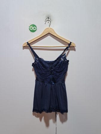 Marineblaues Camisole mit Spitzenbesatz