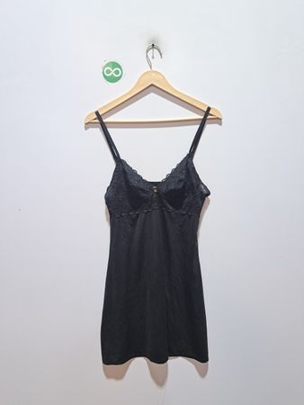 Schwarzes Unterkleid mit Spitzenbesatz