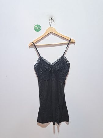 Schwarzer Slip mit Spitzenbesatz