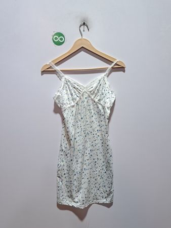 Weißes Trägerkleid mit blauem Blumenmuster und Spitzenbesatz