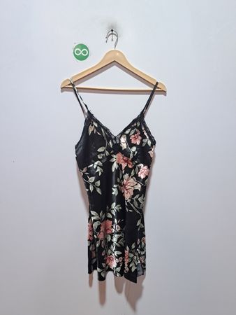 Schwarzes Trägerkleid mit Blumenmuster und Spitzensaum