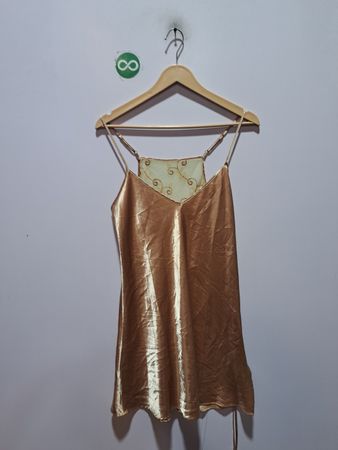 Goldenes Slipkleid mit besticktem Netzrücken