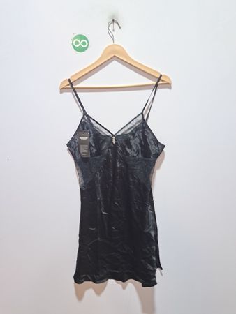 Schwarzes Satin-Nachtkleid mit Spitzenbesatz