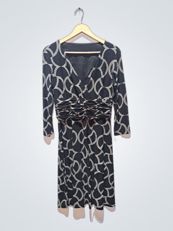 Schwarzes Kleid mit weißem geometrischem Muster