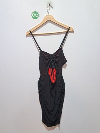 Schwarzes gerafftes Kleid mit rotem Detail