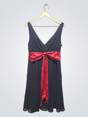 Dressbarn Collection schwarzes Midi-Kleid mit V-Ausschnitt und rotem Gürtel