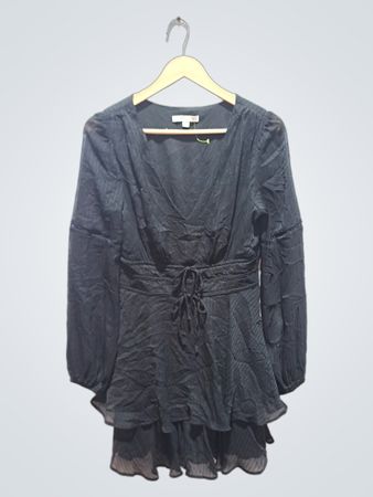 CITY VIBE Schwarzes V-Ausschnitt Kleid mit Taillenband und Rüschensaum, langärmelig