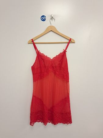 Roter Slip mit Spitzenbesatz