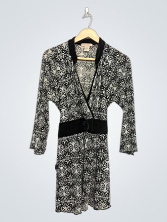 Susan Lawrence Bademantel mit schwarz-weißem Muster und Gürtel