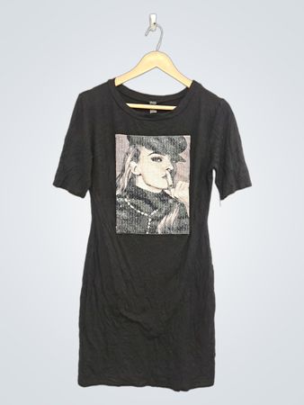 Schwarzes T-Shirt-Kleid mit Grafikprint