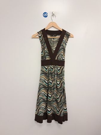 12 CALIFORNIA ärmelloses braunes gemustertes Kleid