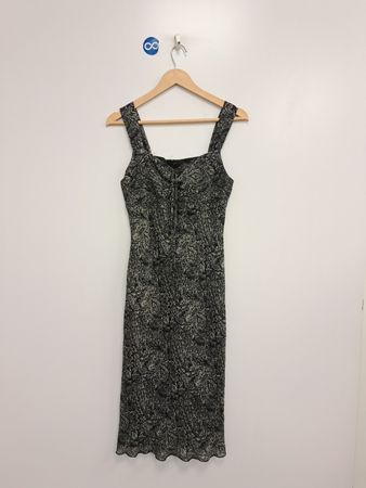 Schwarz-weiß gemustertes Kleid