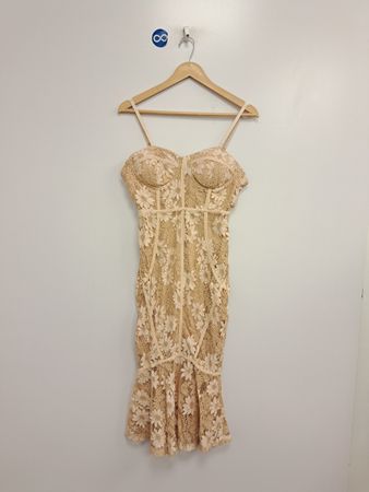 Beiges Spitzenkleid mit floralen Applikationen und Reißverschlussverschluss