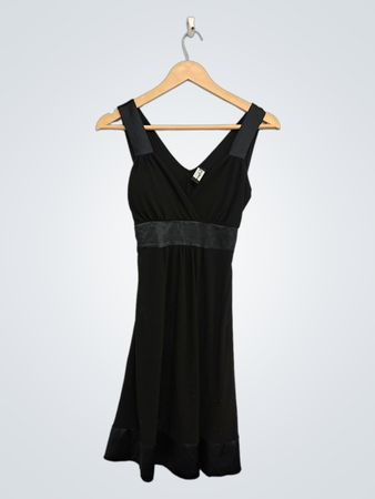 Taboo Black V-Ausschnitt-Kleid mit Satinband
