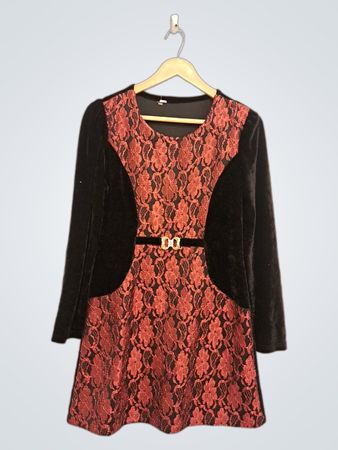 Schwarzes Samtkleid mit roter Spitzeneinlage und goldener Schnallenakzentuierung