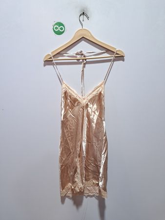 Vestido slip de cetim com acabamento em renda