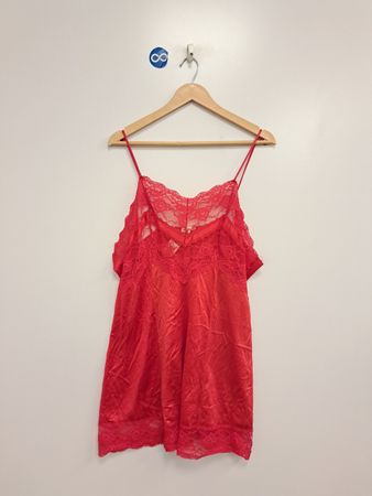 Robe-chemise à bretelles avec bordure en dentelle rouge