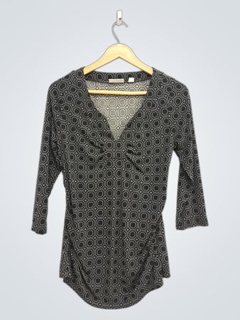 Top con stampa geometrica nera e grigia, scollo a V e maniche 3/4