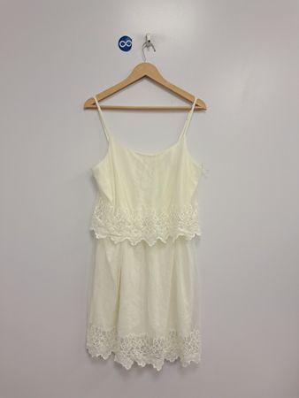 Cremefarbenes Slip-Kleid mit Spitzenbesatz