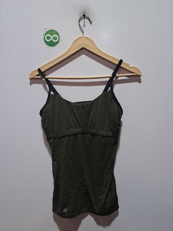 Débardeur vert à bretelles noires