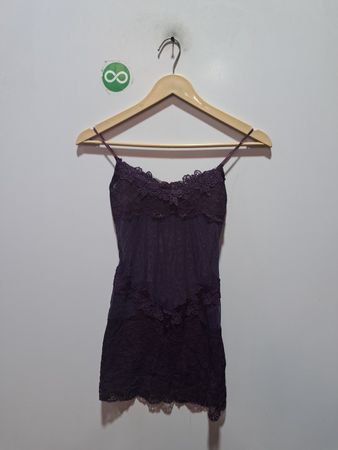 Spitzenbesetztes lila Camisole