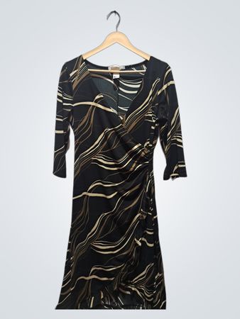 La Belle Vestido Envelope Feminino Preto com Estampa Dourada em Espiral