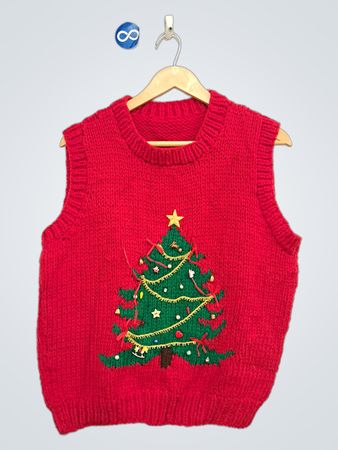 Rote Strickweste mit Tannenbaum-Motiv