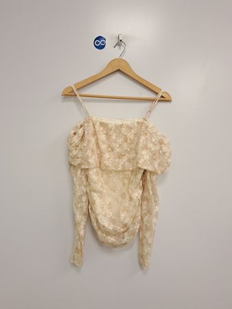Top floreale con scollo alla romana e dettagli a radice di salice